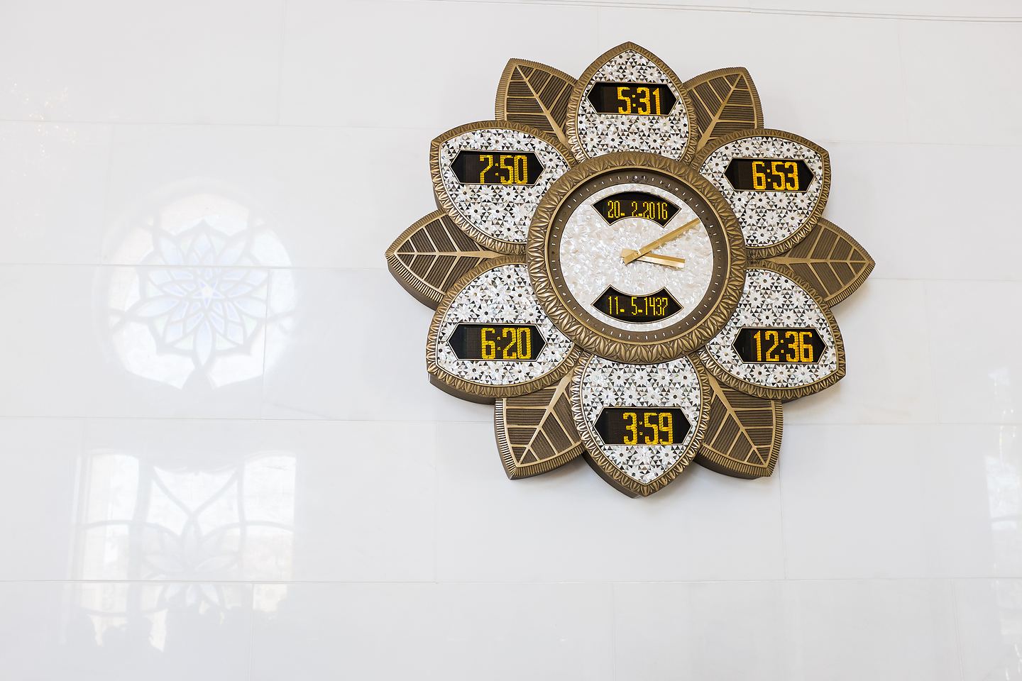Zegar pokazujący godziny modlitw, Sheikh Zayed Grand Mosque, Abu Dhabi (Emiraty Arabskie)